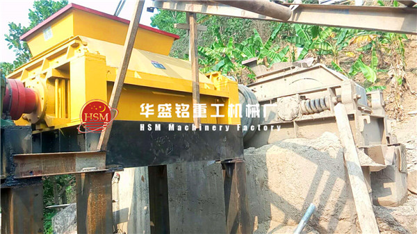 對輥破碎機(jī)圖片