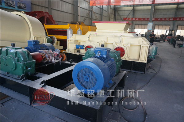 2PG1000x800型全液壓對(duì)輥粉碎機(jī)裝車(chē)發(fā)往江蘇蘇州