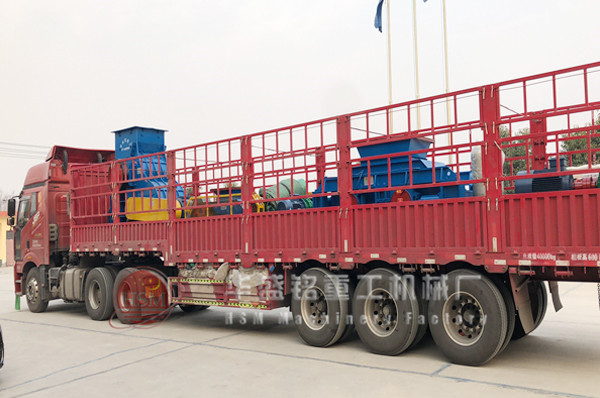 對輥破碎機(jī)和雙級粉碎機(jī)一起發(fā)貨